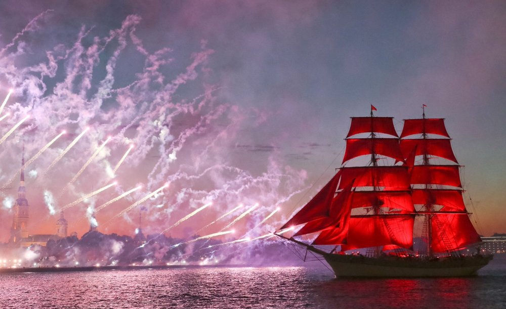 Выпускники на фоне алых парусов