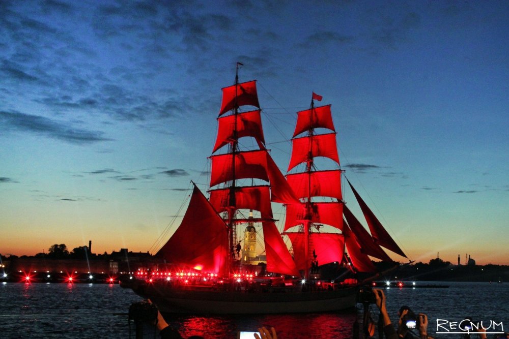 Фрегат Херсонес с алыми парусами