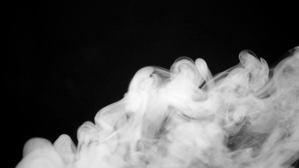Дым на черном фоне