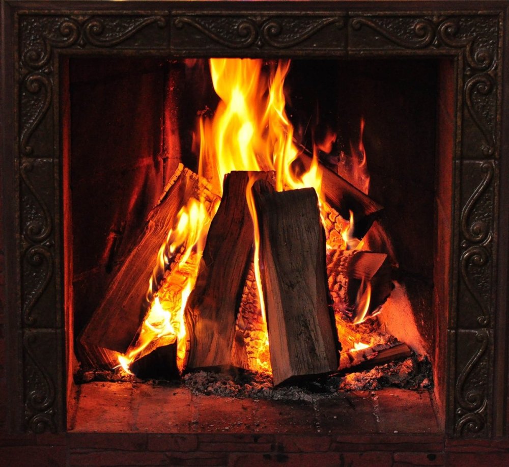 Камин и шкура