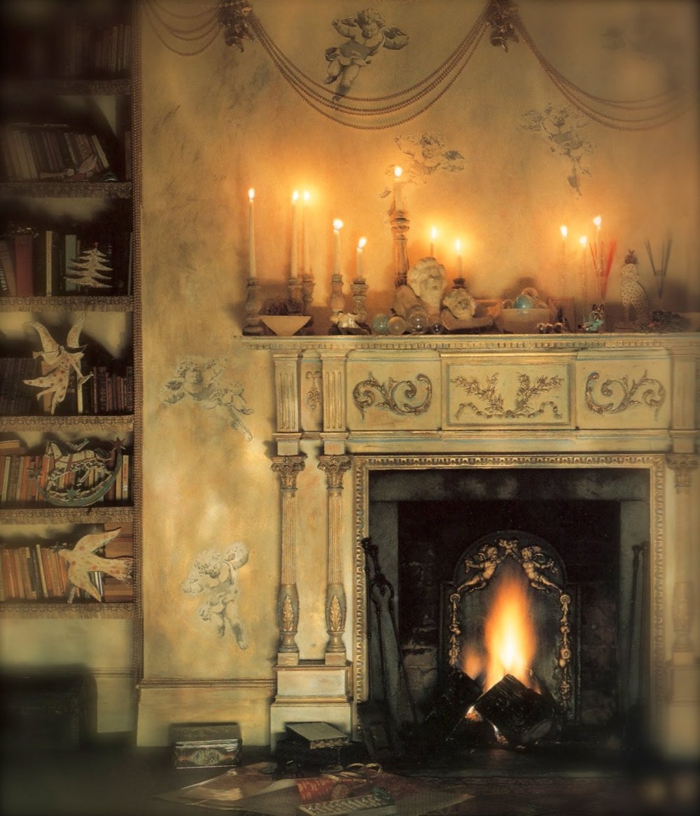 Уютная комната с камином