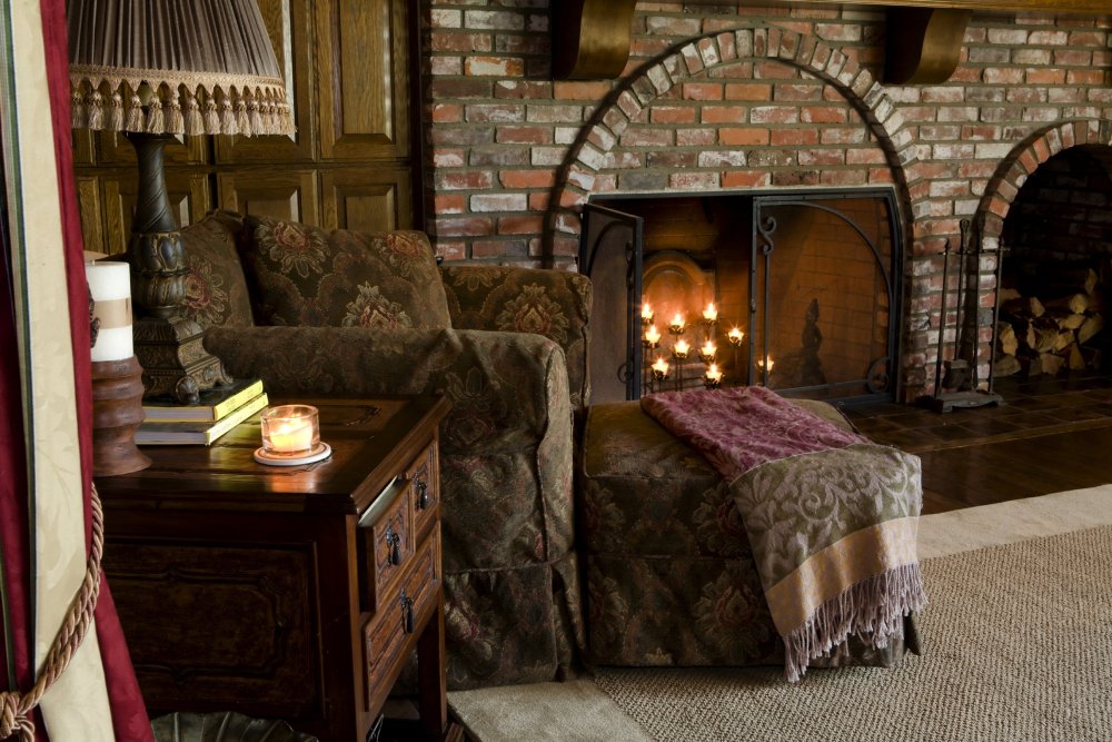 Старинная комната с камином