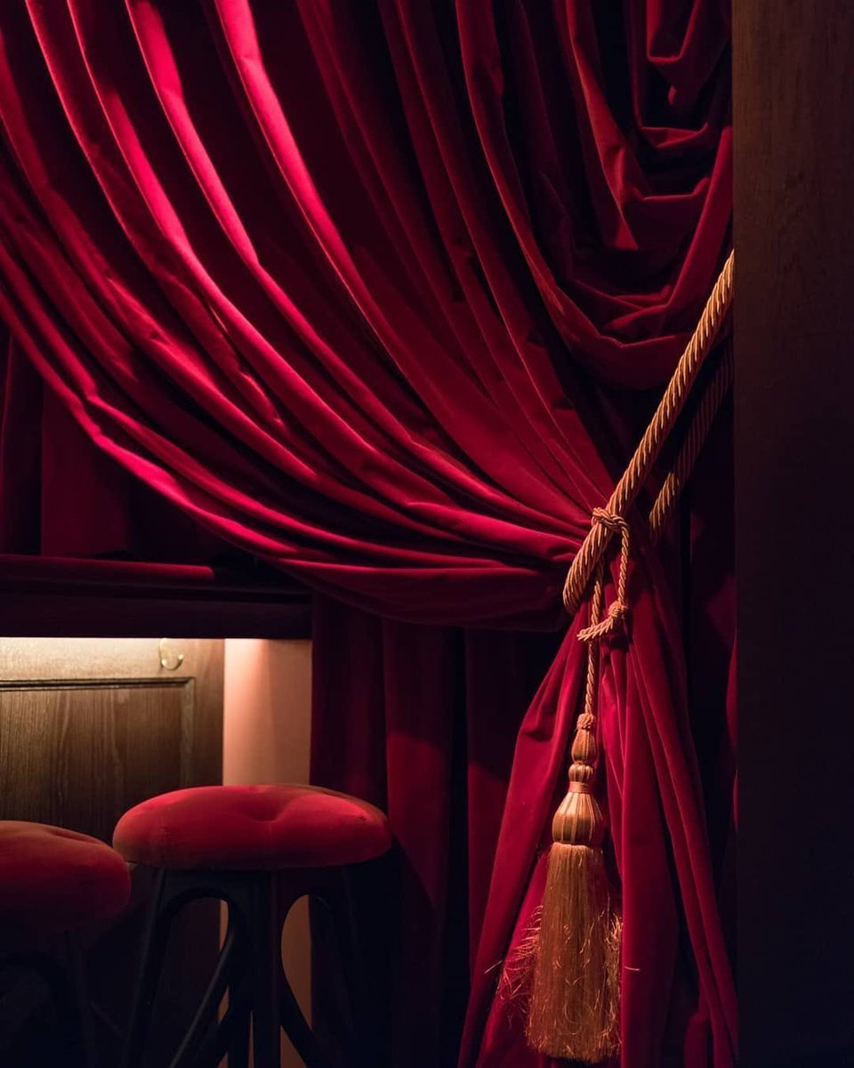 Красные бархатные шторы