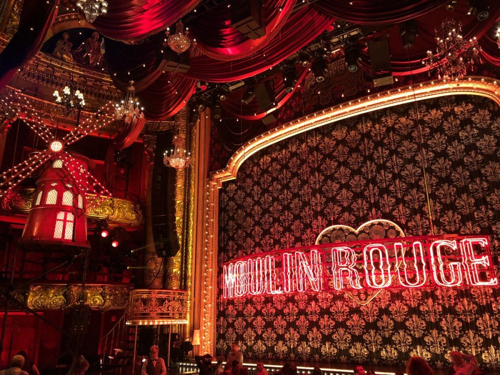 Кабаре Мулен Руж интерьер