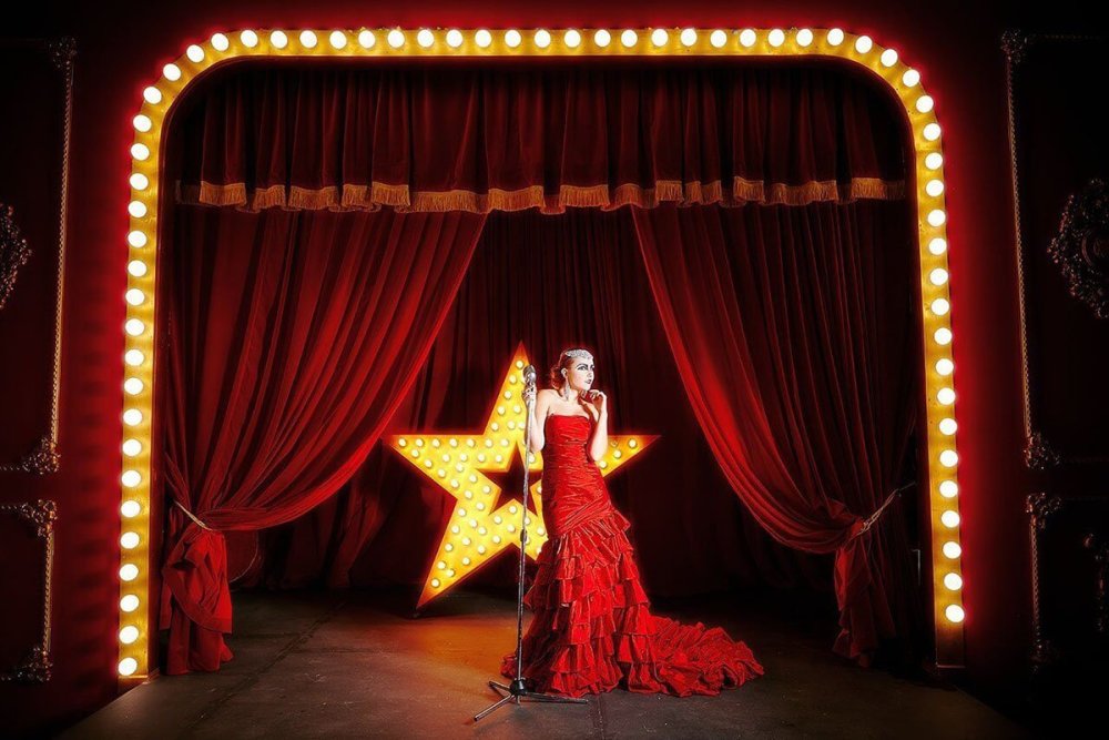 Красивые декорации на сцене