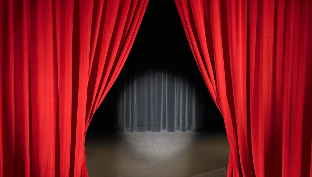 Приоткрытый занавес