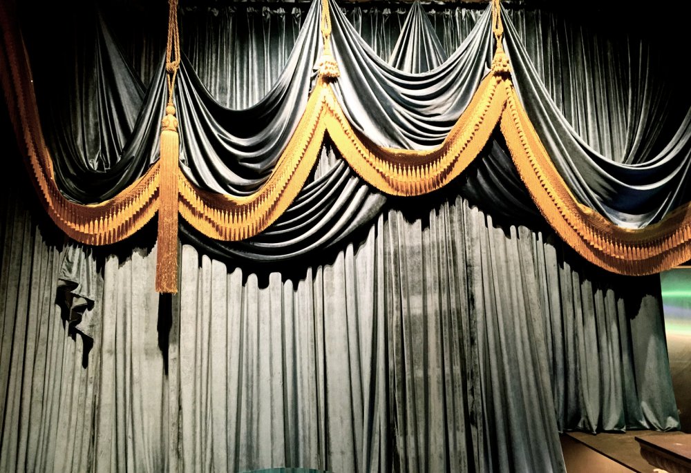 Театральный занавес