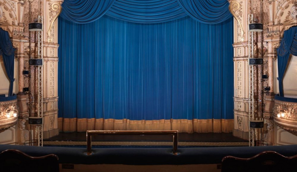 Занавески в театре