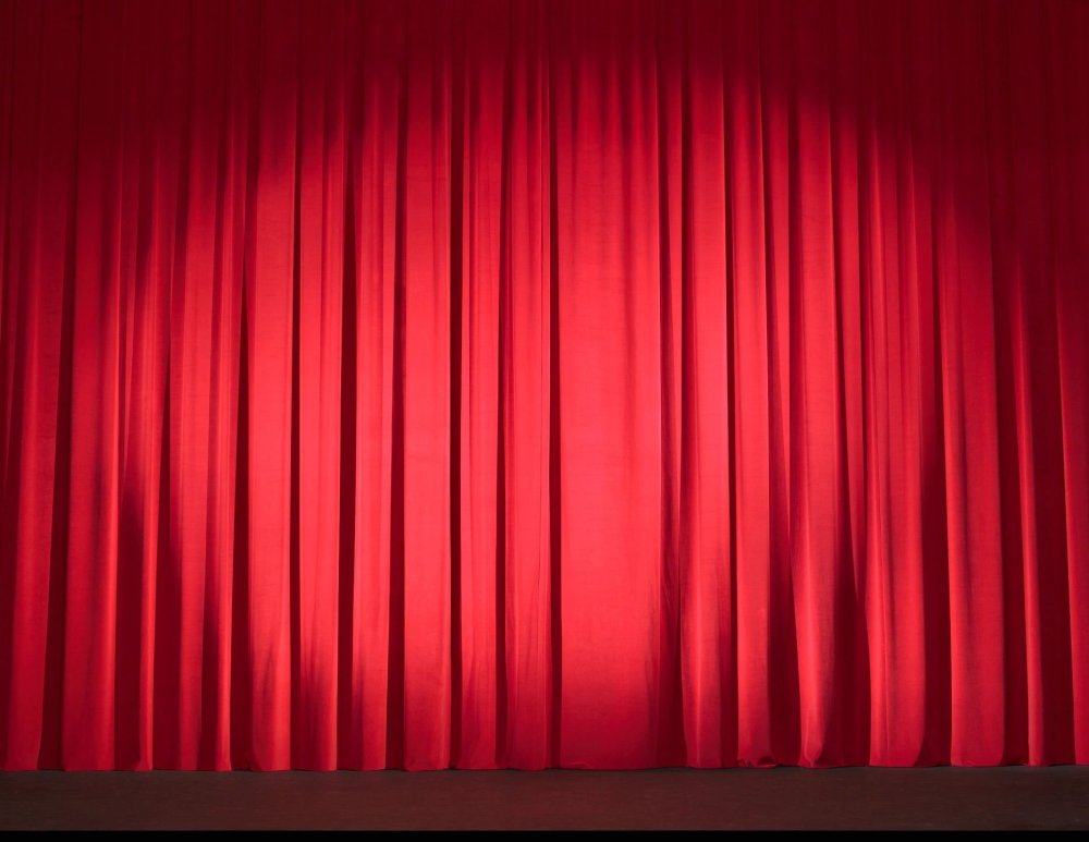 Сцена с красными шторами