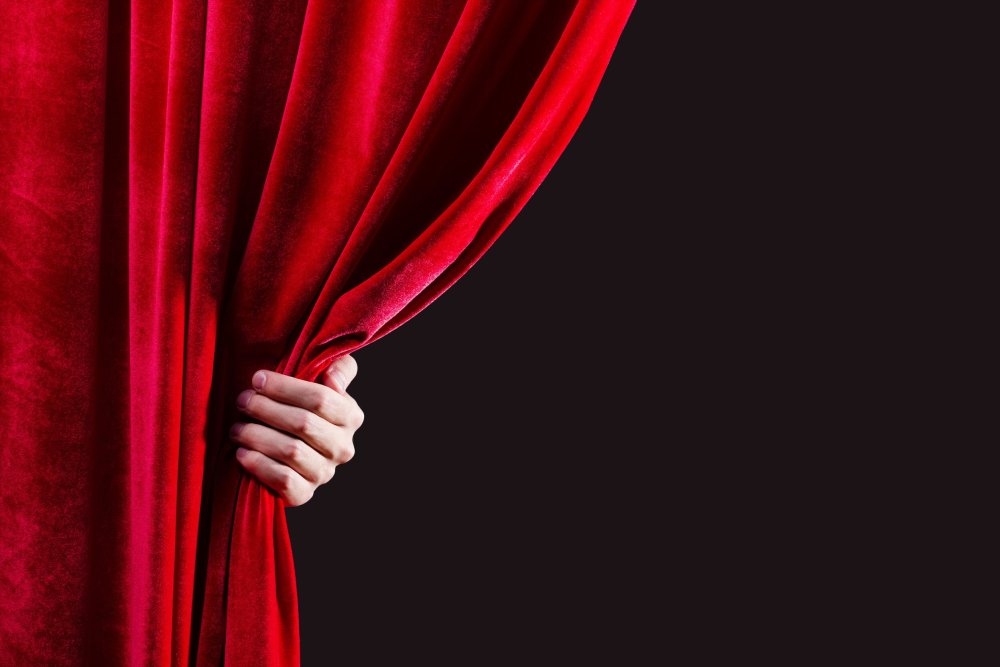 Приоткрытый занавес