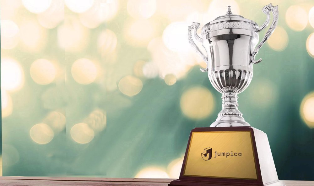 Кубок на синем фоне