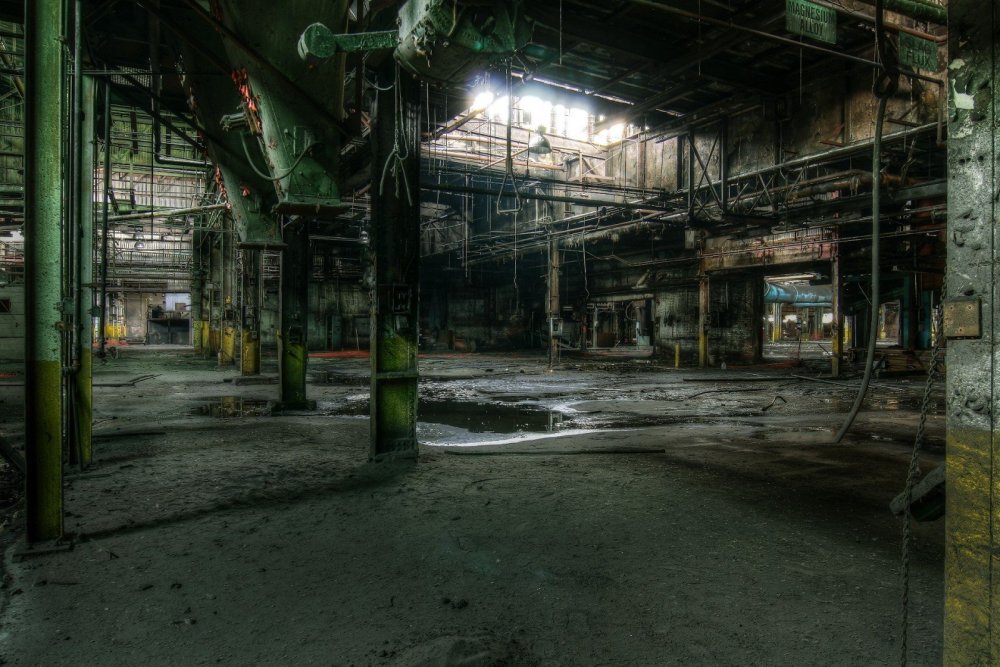 Заброшенный цех завода