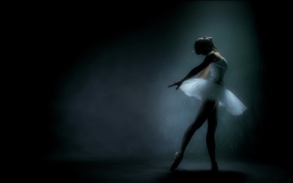 Балерина на темном фоне