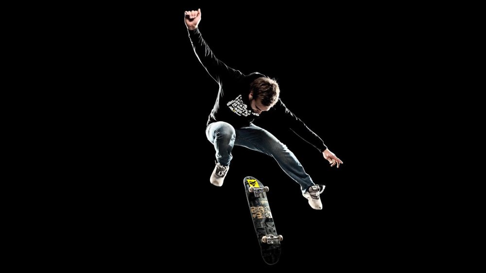 Скейт на черном фоне