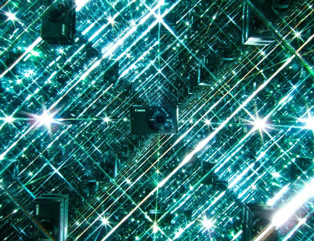 Полностью зеркальная комната