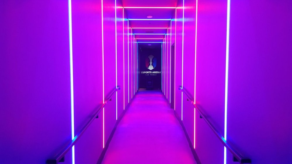 Неоновый коридор