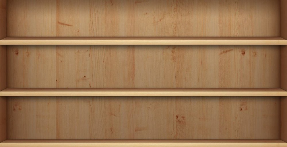 Пустая комната с полками и столом