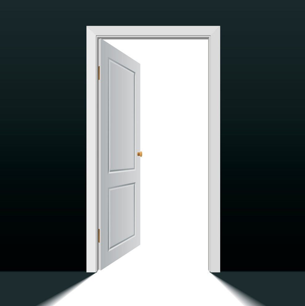 Дверной проем с открытой дверью