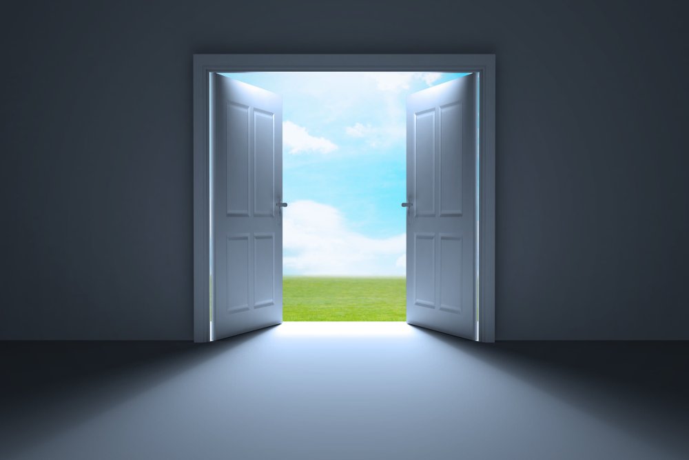 Комната с приоткрытой дверью