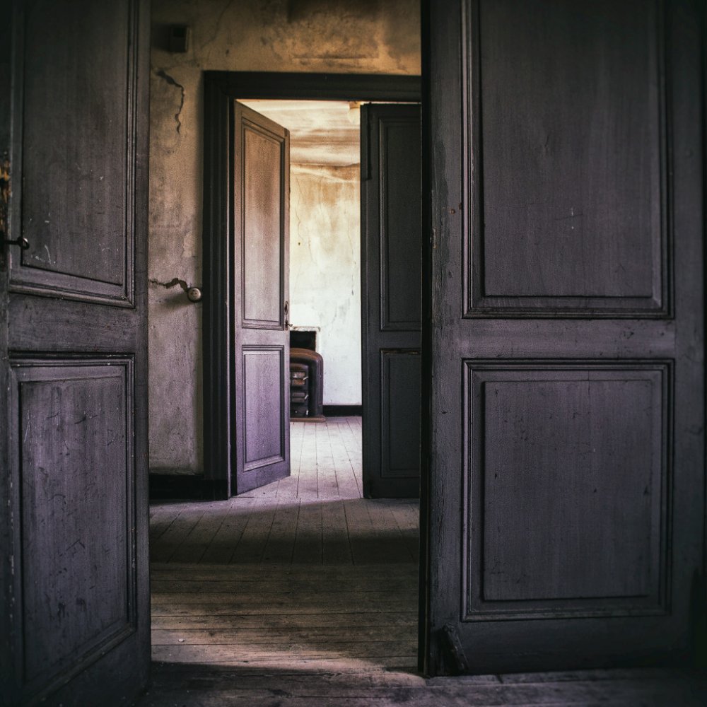 Открытая дверь