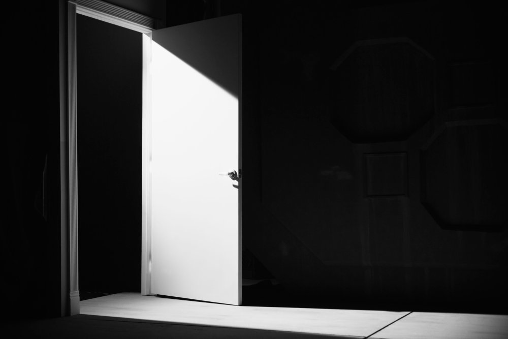 Приоткрытая дверь