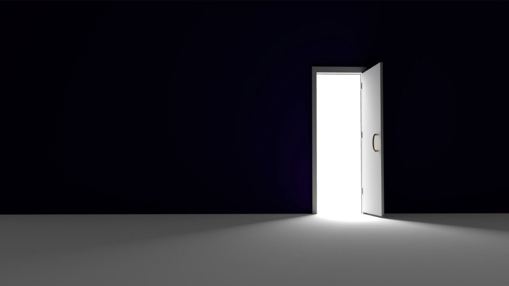 Приоткрытая дверь в комнату