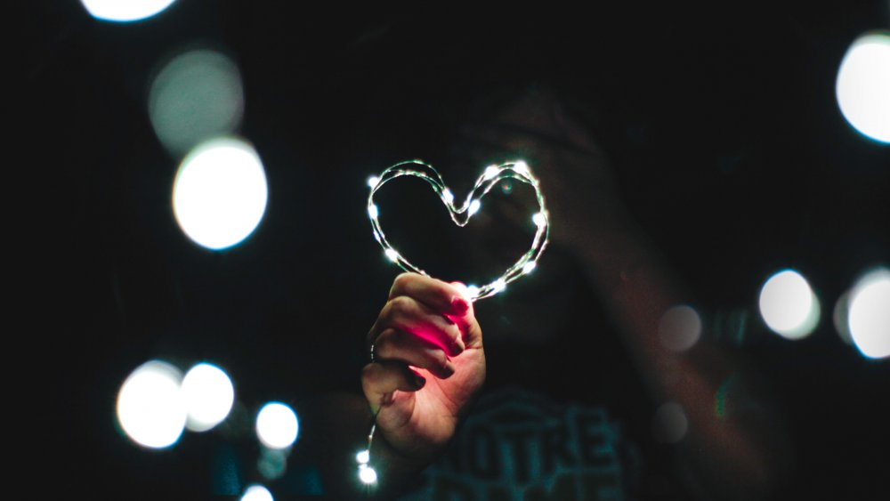 Парень держит сердце