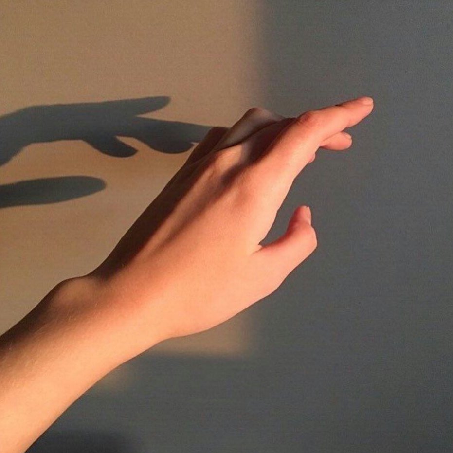 Рука на стене