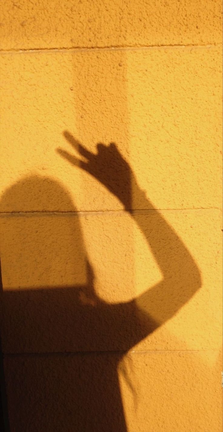 Красивая тень на стене