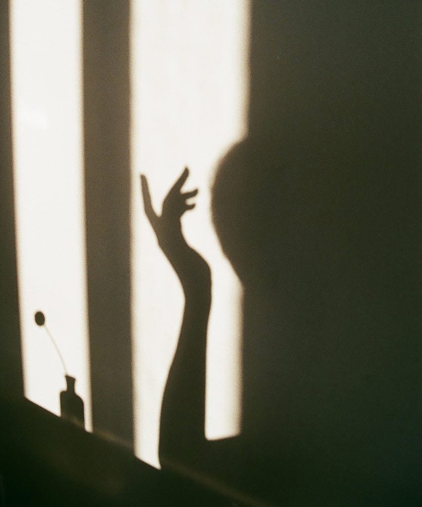 Тень руки девушки