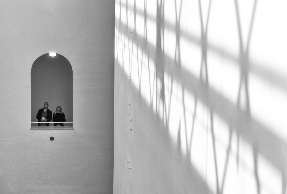 Тень от окна на стене