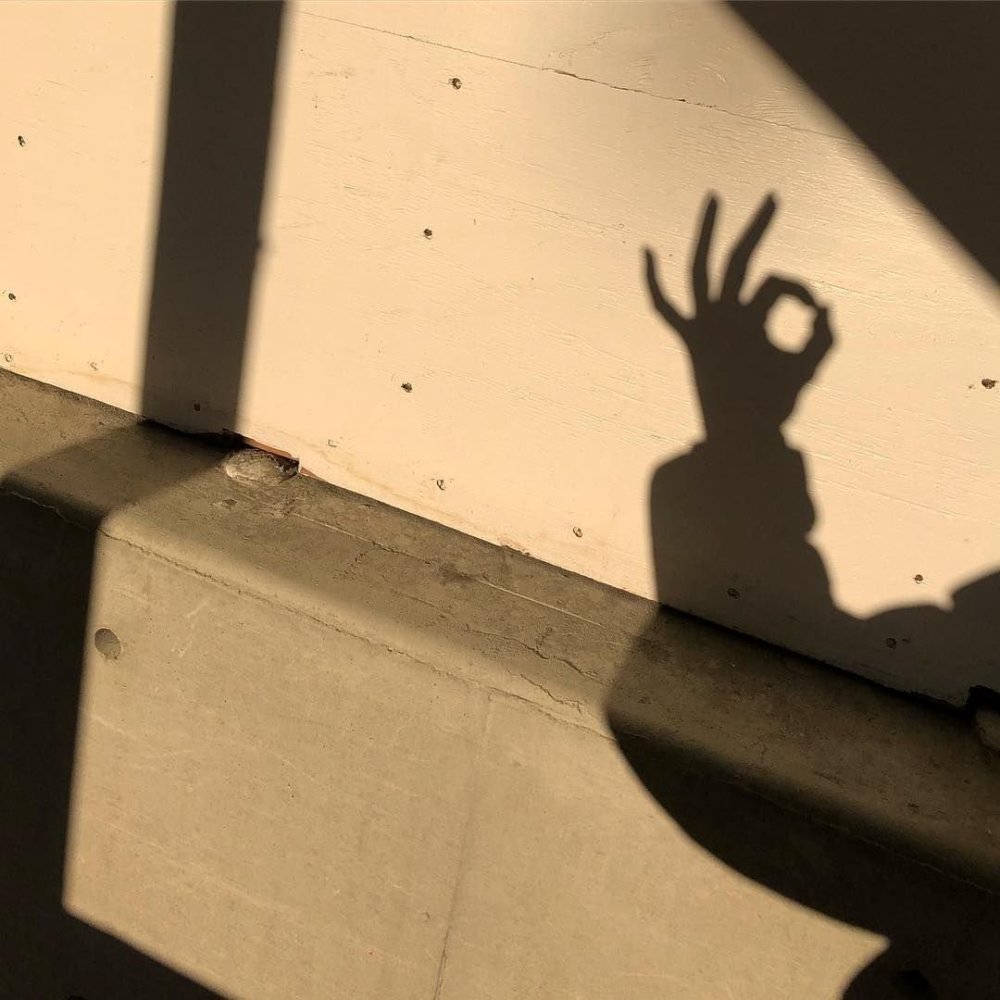 Тень человека на стене