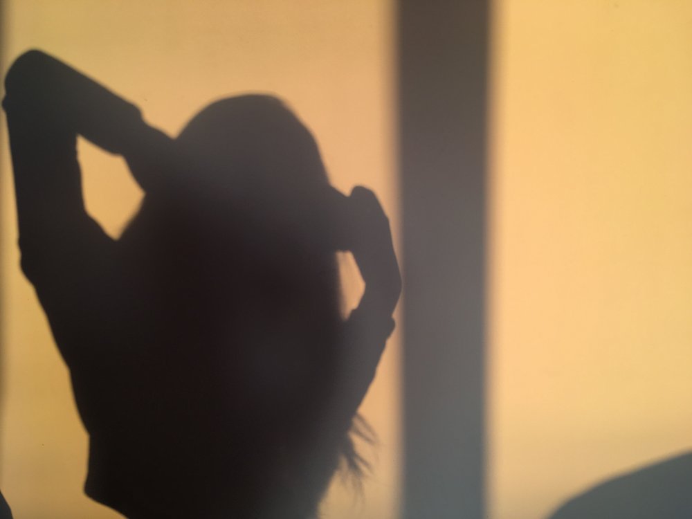 Тень девушки на стене