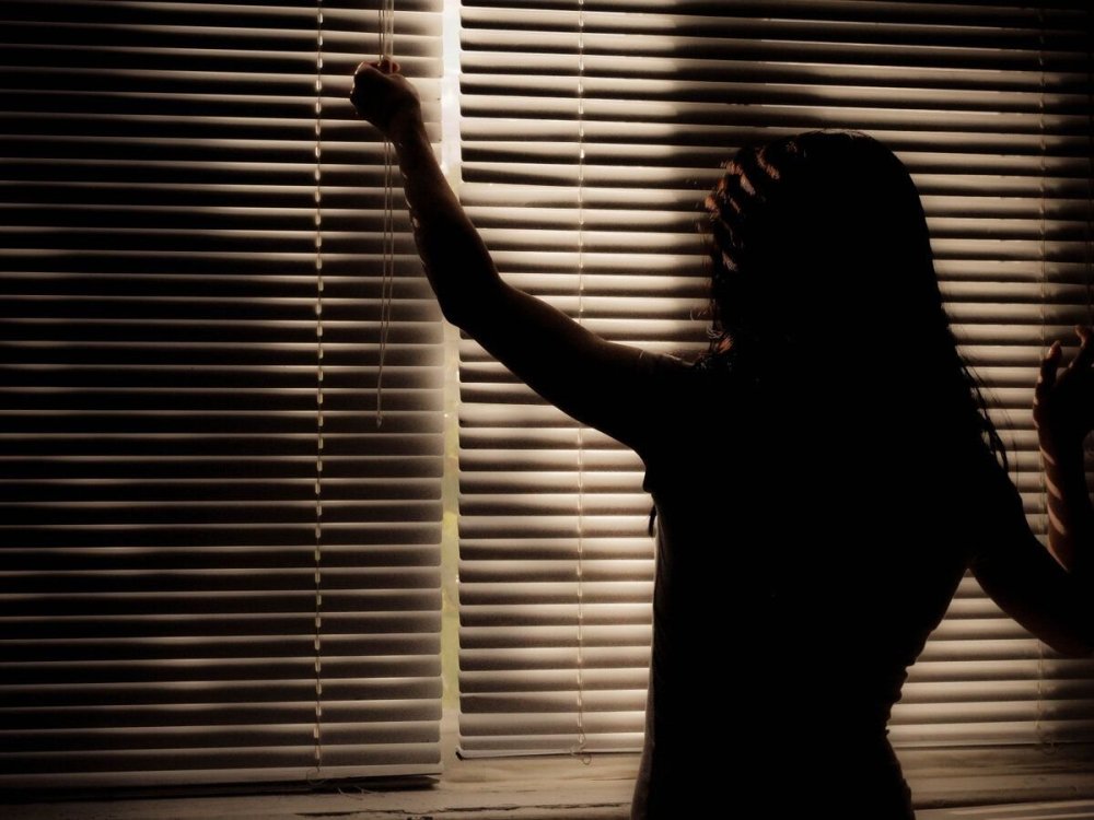 Тень девушки на стене