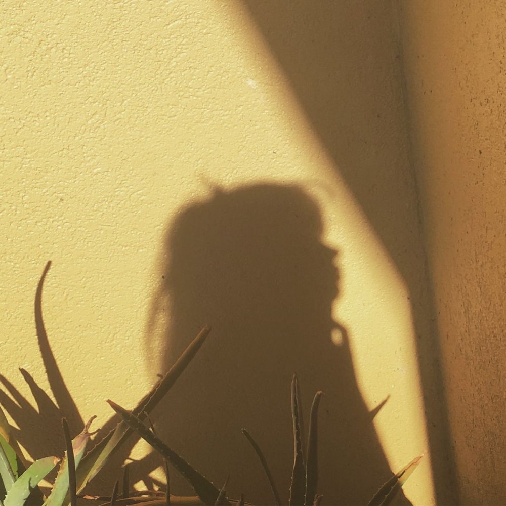 Тень девушки на стене