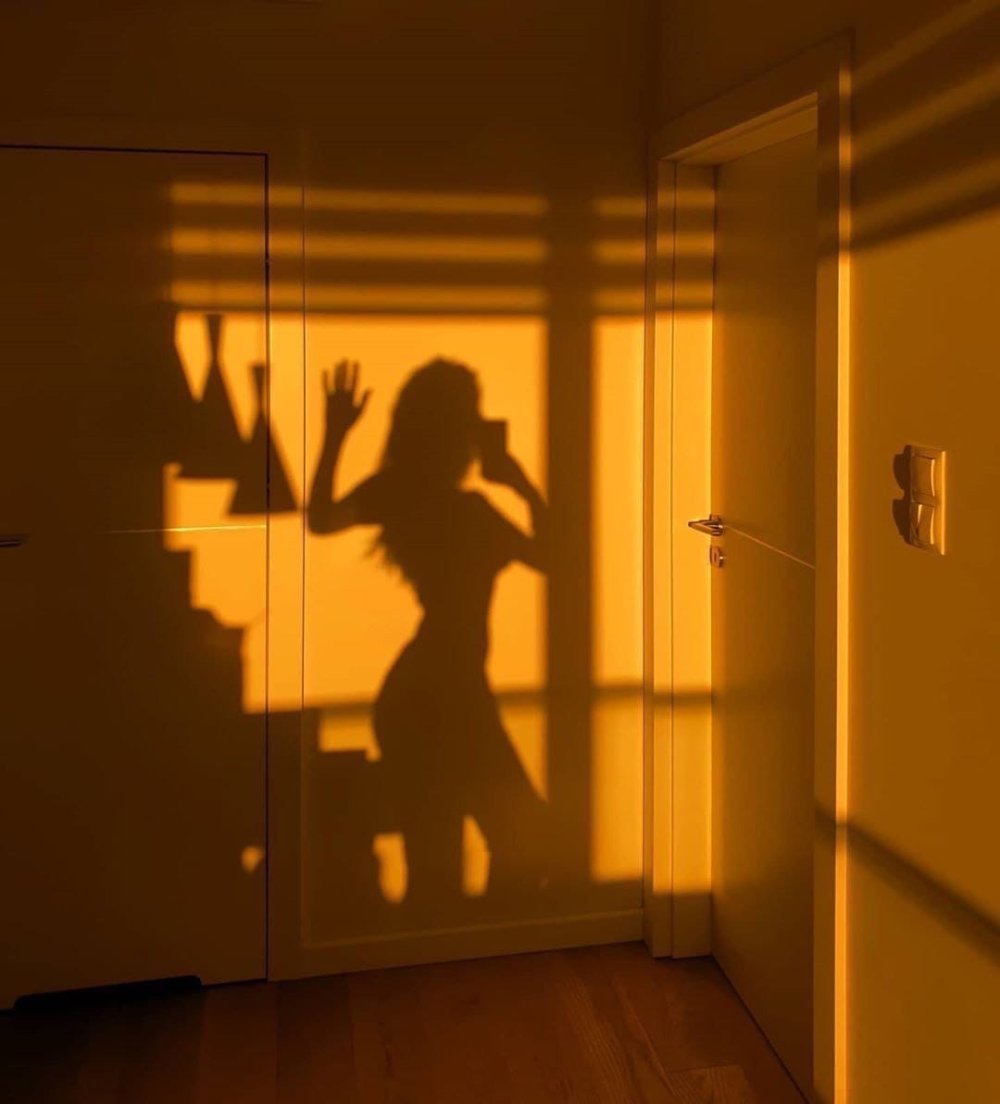 Тень на стене