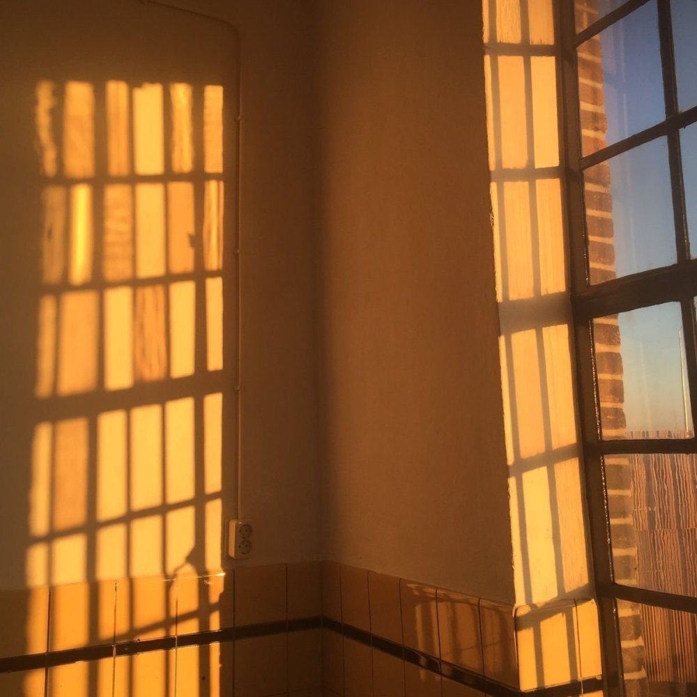 Тень от окна на стене