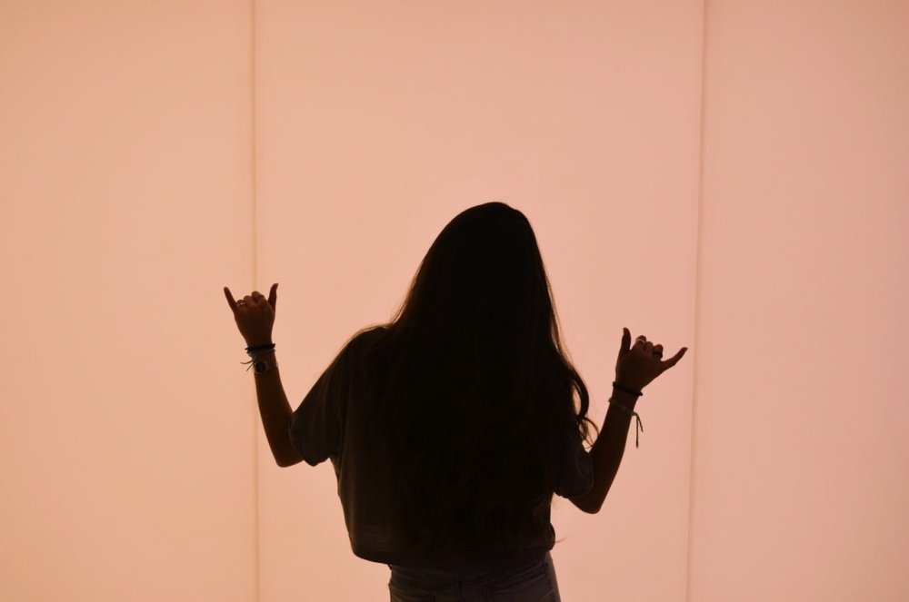 Тень девушки на стене