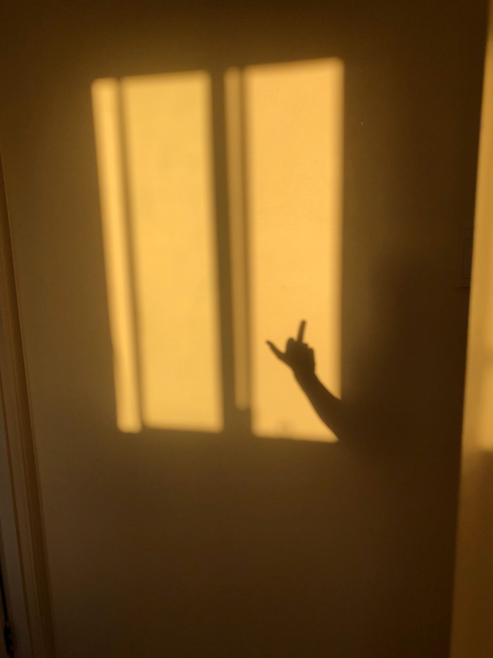 Тень от окна на стене