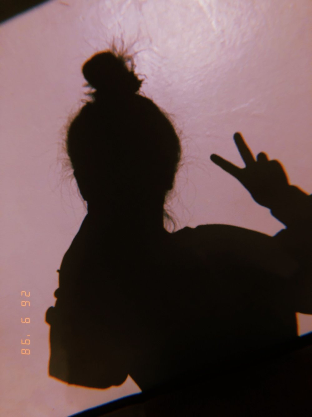 Тень дечувшки на стене