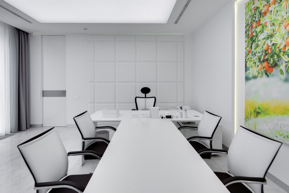 Офис с белыми стенами