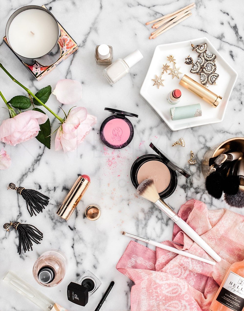 Розовый фон с подиумом