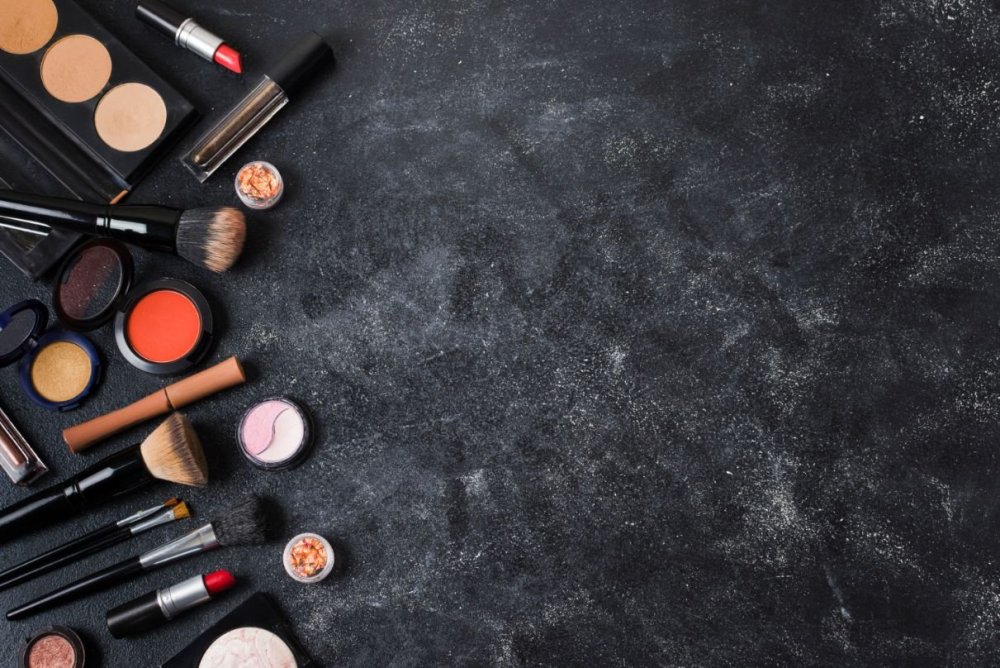 Красивый стол для косметики