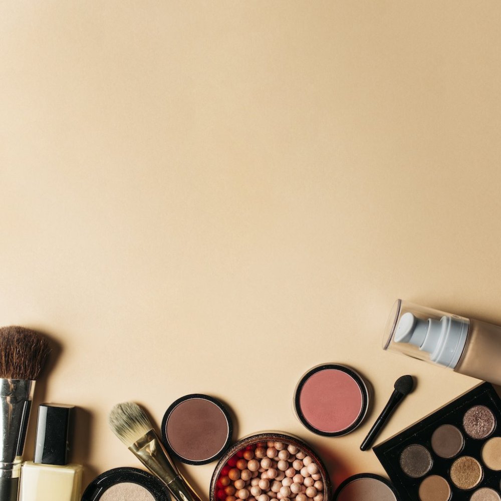 Уходовая косметика на розовом фоне