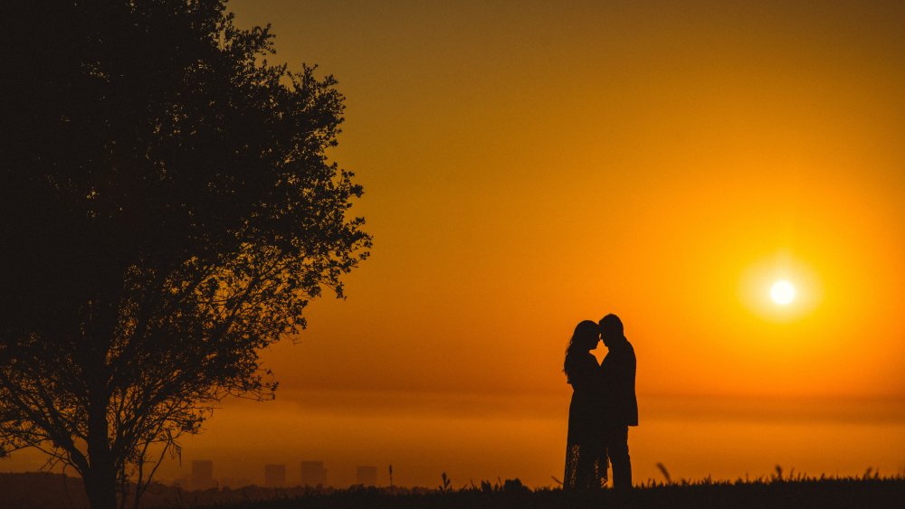Влюбленная пара на закате