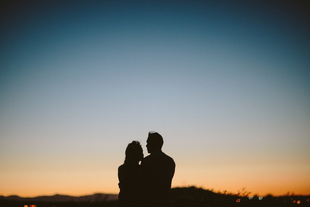 Влюблённые на фоне солнца