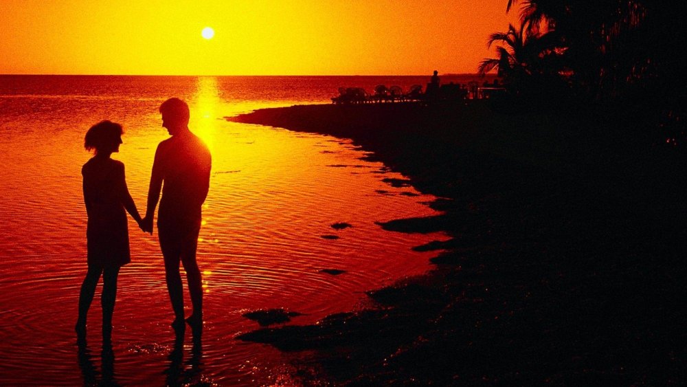 Силуэты влюбленных на фоне моря