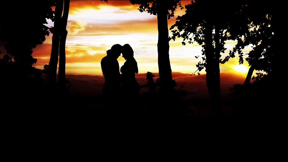 Парень и девушка на закате