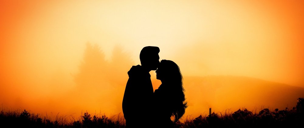 Влюблённые на фоне заката
