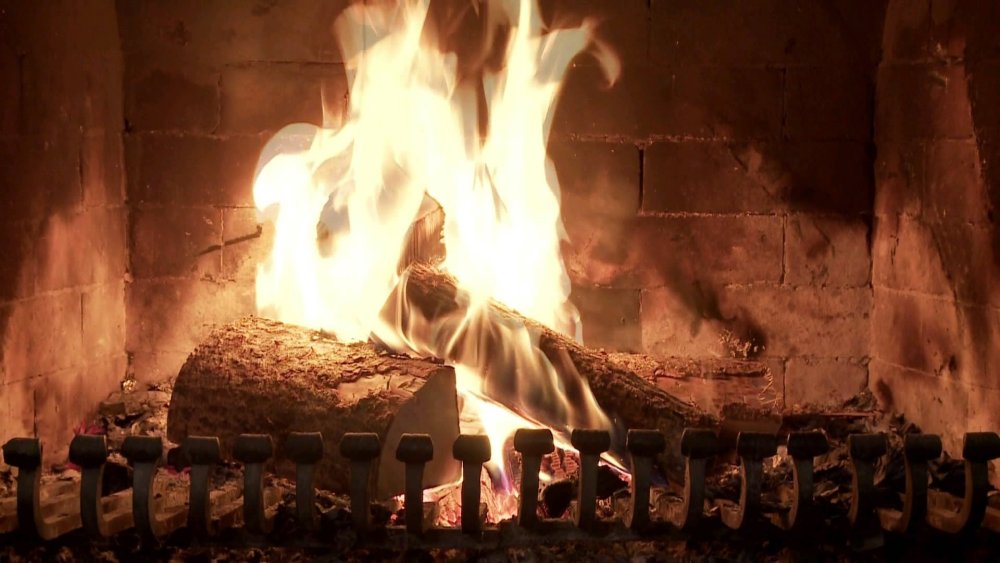 Живой горящий камин